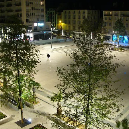 Le Bourbon Centre 2* ポー