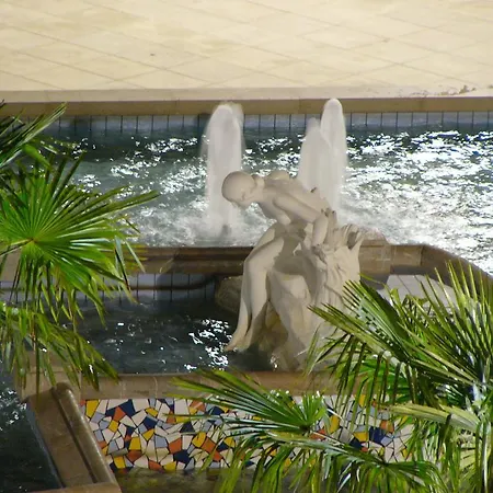 Le Bourbon Centre Отель По