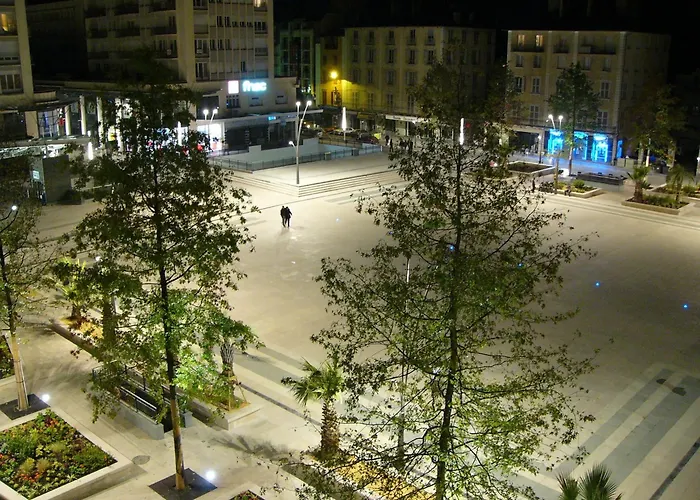 Le Bourbon Centre 2* بو